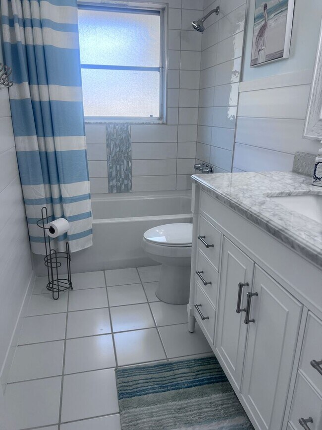 Building Photo - Beautiful Pool Home in East Venice