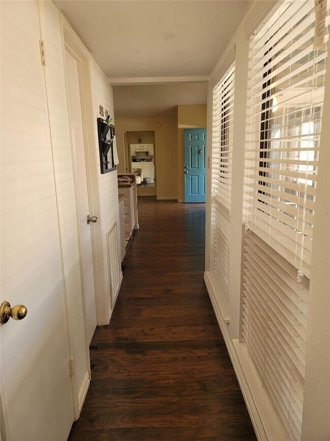 Building Photo - Welcome to this 3-Bedroom, 2-Bathroom Dupl...