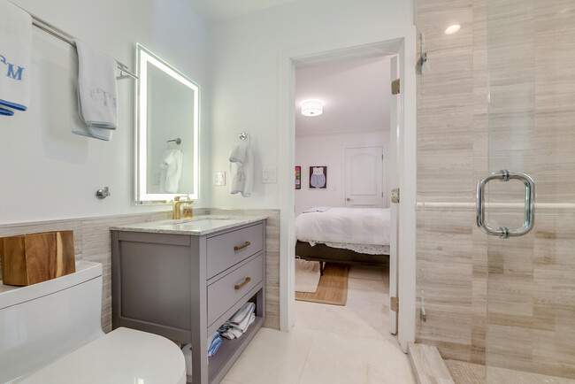 Building Photo - 6925 Tordera St