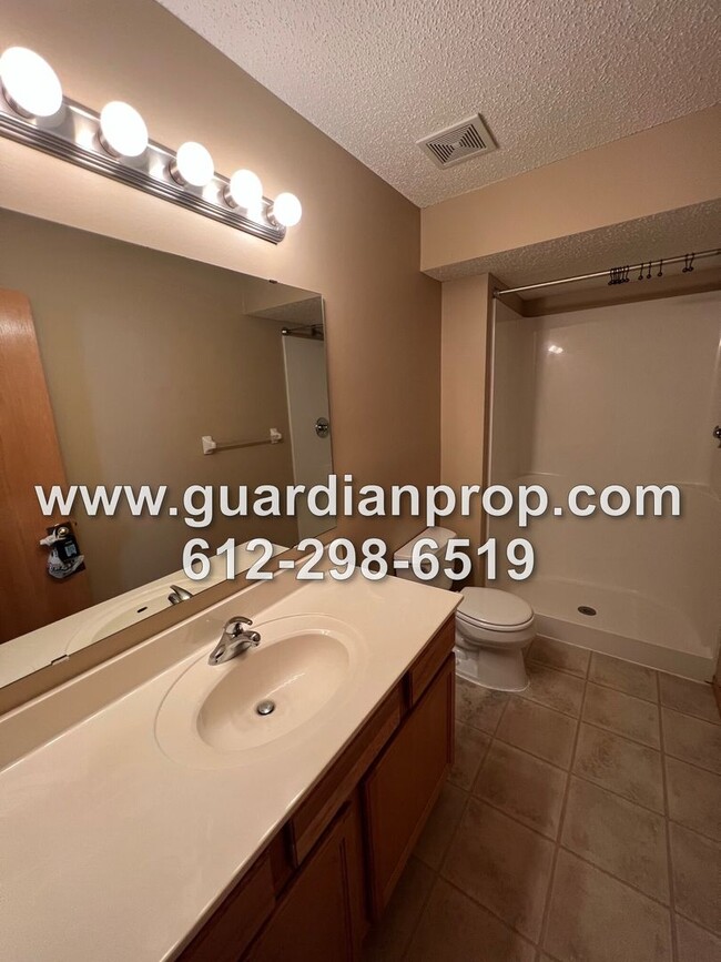 Building Photo - Townhouse Available Now, Vaulted Ceilings,...