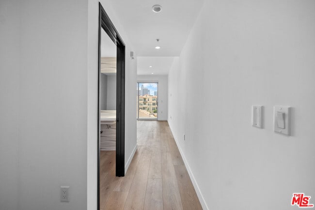Building Photo - 957 Figueroa Terrace