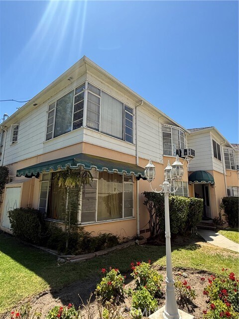 Building Photo - 4909 Coldwater Canyon Ave