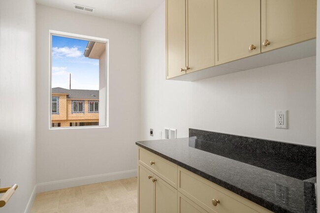Building Photo - 1008 Manen St