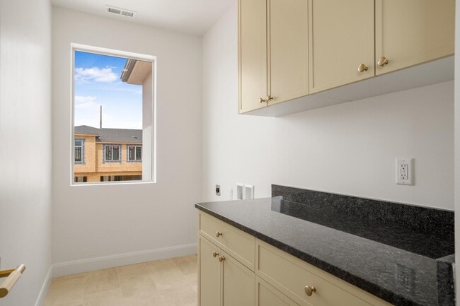 Building Photo - 978 Manen St