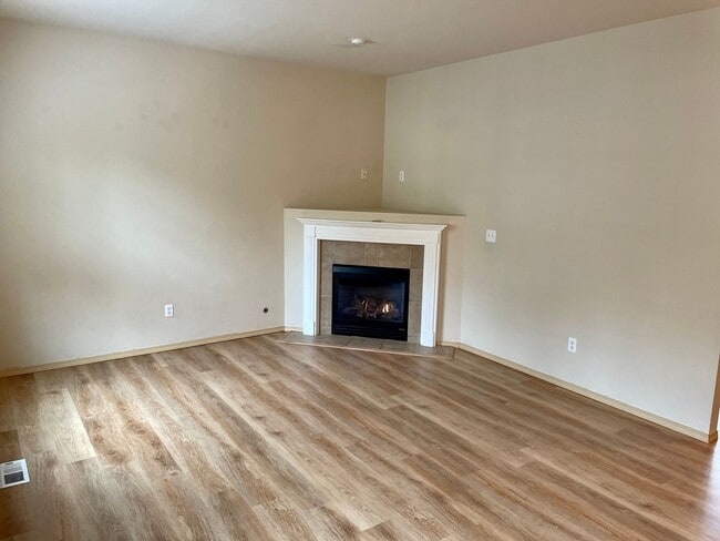 Building Photo - Charming Home in a Gated Tacoma Community – Minutes from JBLM!