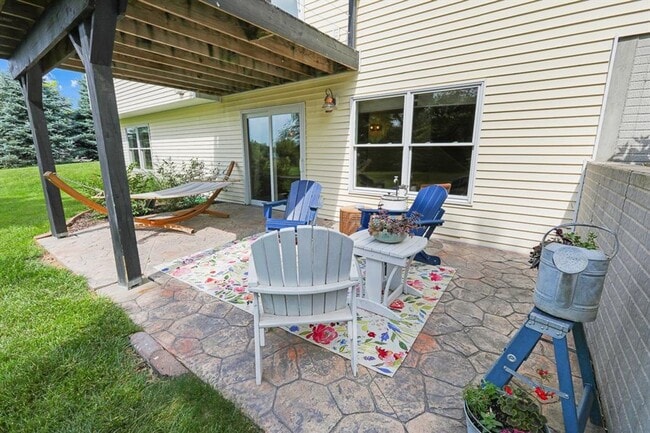 Building Photo - Spacious 5-Bedroom Retreat for Rent – Priv...