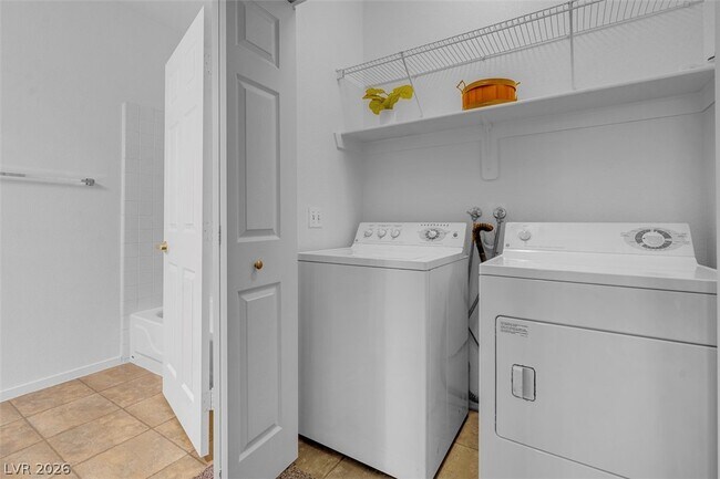 Building Photo - 353 Amber Pine St