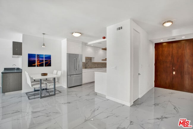 Building Photo - 1100 Alta Loma Rd