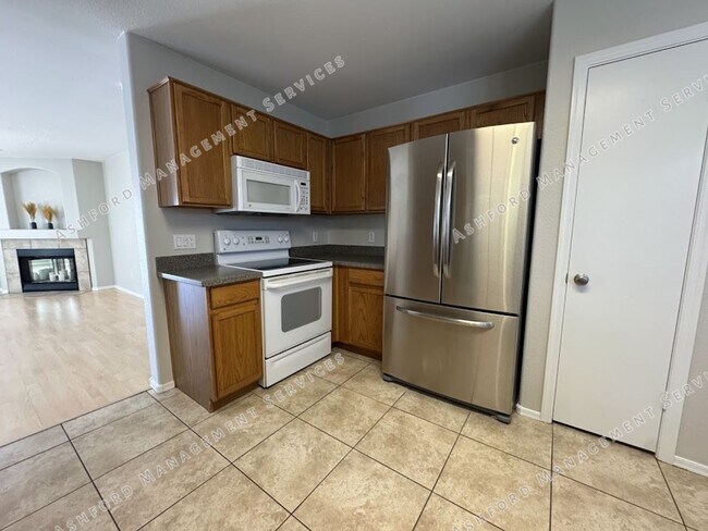 Building Photo - 3 BEDROOM WITH NO CARPET/LARGE YARD