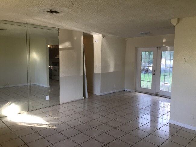 Building Photo - Large 3-1 house in the Manors  with big backyard and central air