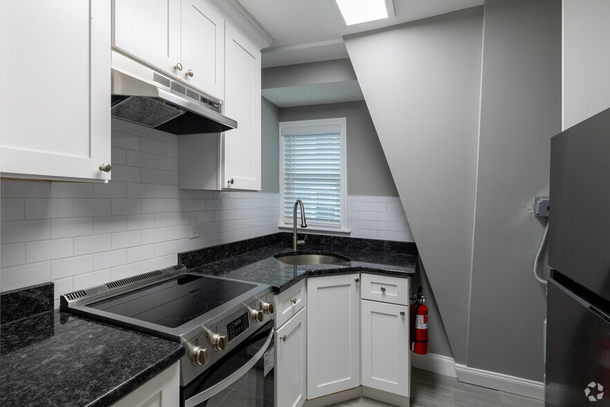 1BR, 1BA - 650SF - Unit 4 - Kitchen - 57 Peters Place