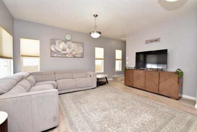 Building Photo - Great 4 Bedroom 3 Bath Home in South Jordan in Amazing HOA Community!