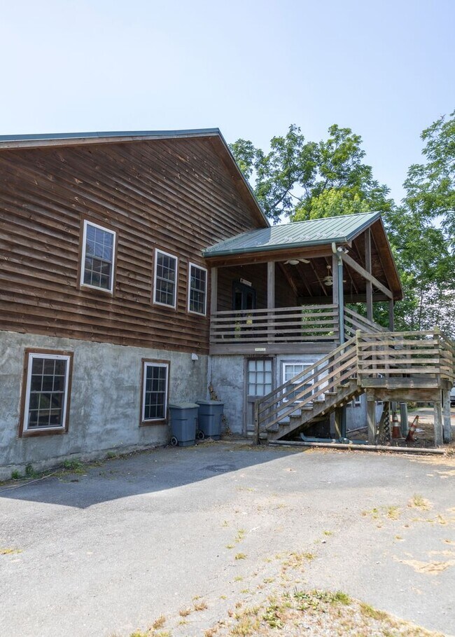 Building Photo - Spacious Home in Sugar Grove With Easy Access to Boone