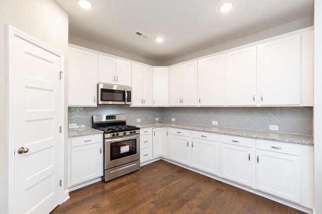 Building Photo - **BE THE LUCKY ONE TO LIVE IN THIS 2022-BUILT UPSCALE COTTAGE HOME IN THE PRESERVE AT BELLE POINTE**