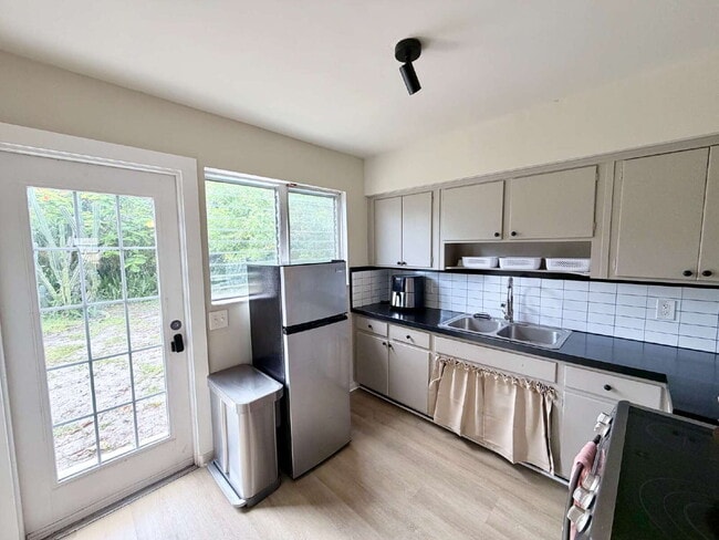 Building Photo - "Spacious 2-Bed, 2-Bath Oasis in Lake Worth Beach - Your Perfect Retreat Awaits!"