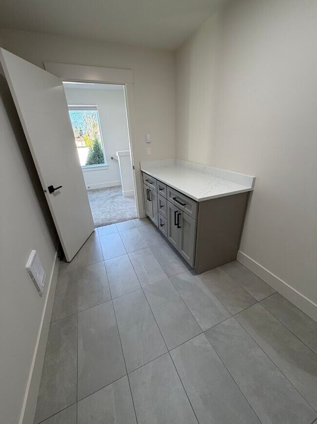 Building Photo - Modern Living Duplex in Keizer