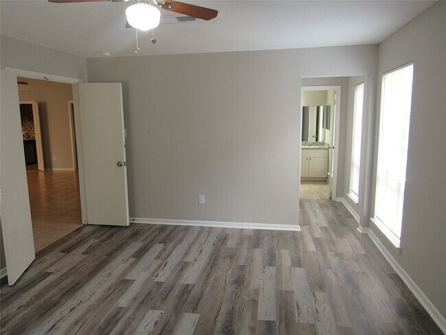 Building Photo - 8414 Beechnut St
