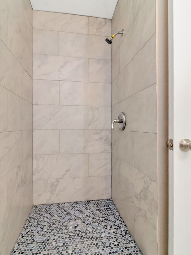 Building Photo - Stunning Newly Renovated 3-Bedroom, 2-Bath Duplex in Prime Bradenton Location!