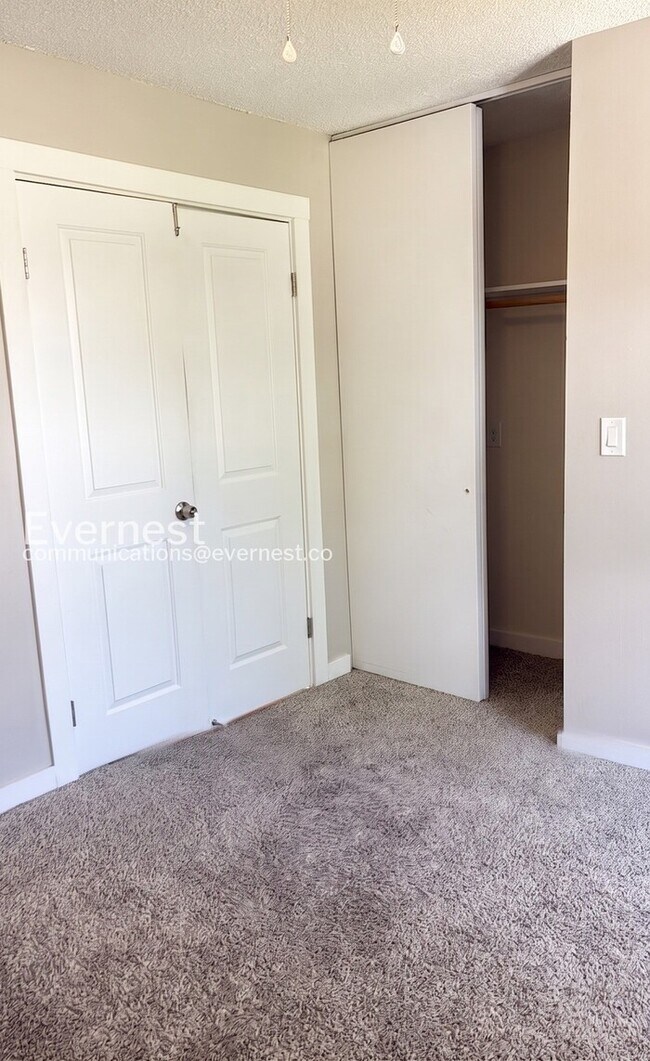 Building Photo - 2 Bed/1 Bath Condo with Off-Street Parking / Available Now!