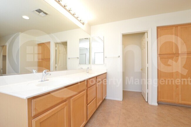 Building Photo - 3105 E Vallejo Dr