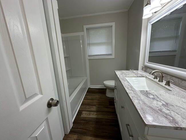Building Photo - 2b/1b Duplex