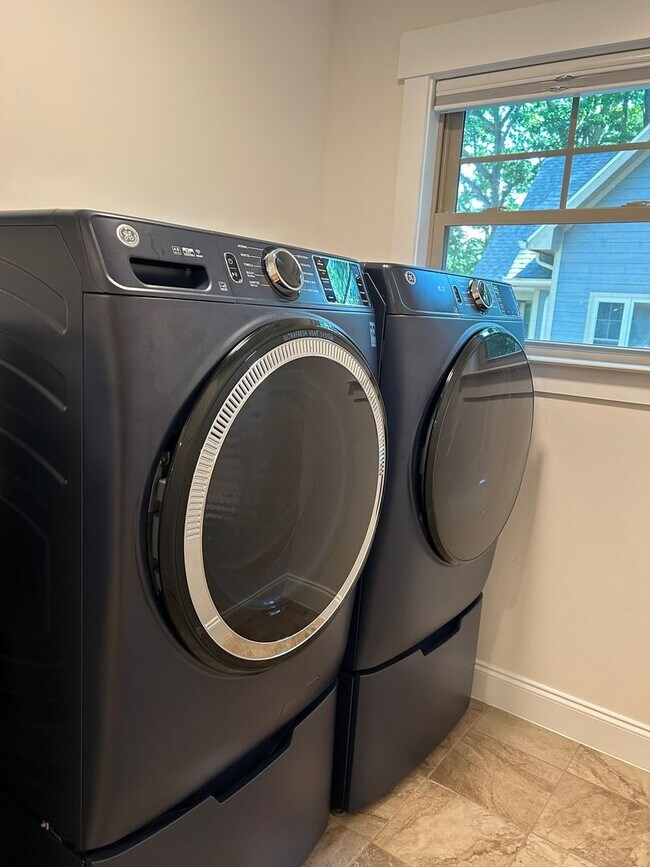 Building Photo - East AVL - 2022 Craftsman Custom Build