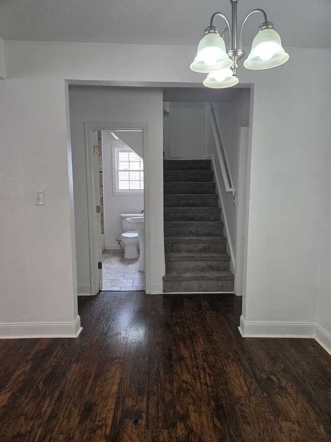 Building Photo - Lovely 3 Bedroom Home Available Now