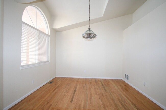 Building Photo - Appealing 3 Bedroom Townhouse Located in G...