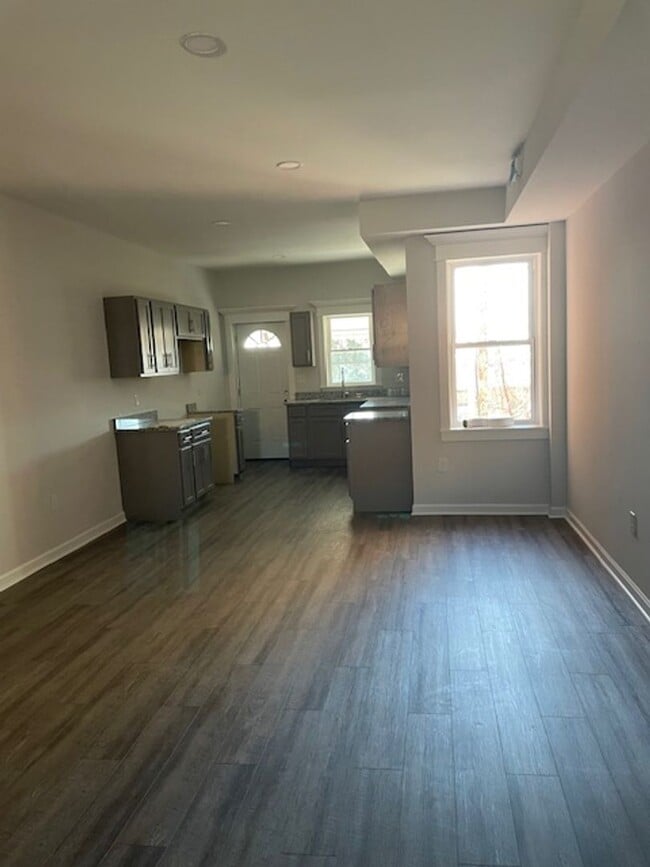 Building Photo - Beautifully Updated Townhome in Prime Location – Move-In Ready!