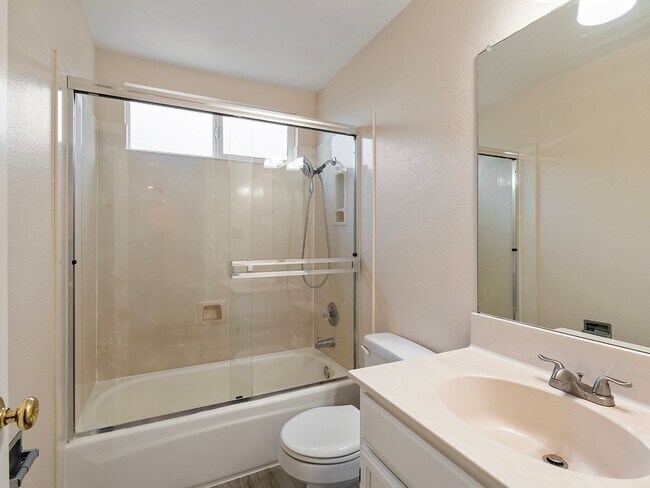 Building Photo - Single Level Ranch Home In Desirable Clayt...