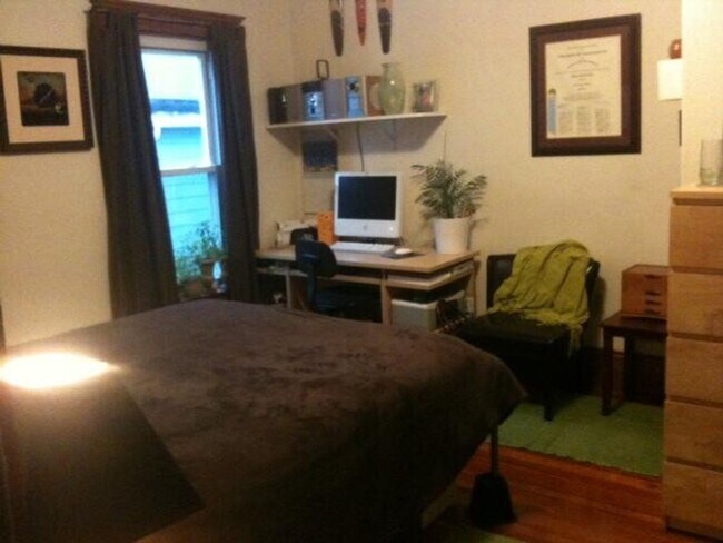 Building Photo - 90 School St