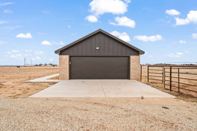 Building Photo - Country Living In Idalou ISD!