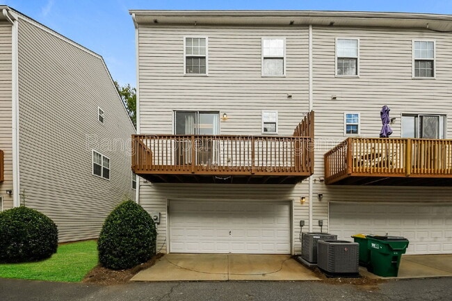 Building Photo - 212 Village Square Dr