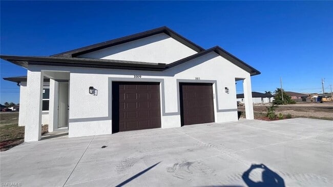 Building Photo - 1009 NE 15th Ln