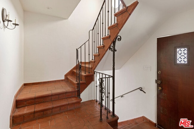 Building Photo - 6856 Los Altos Pl