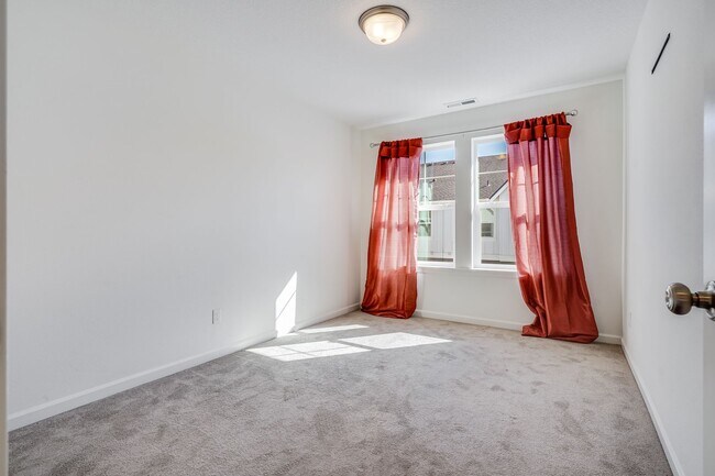 Building Photo - Beautiful Newer Build 3 Bed 2.5 Bath Reed'...