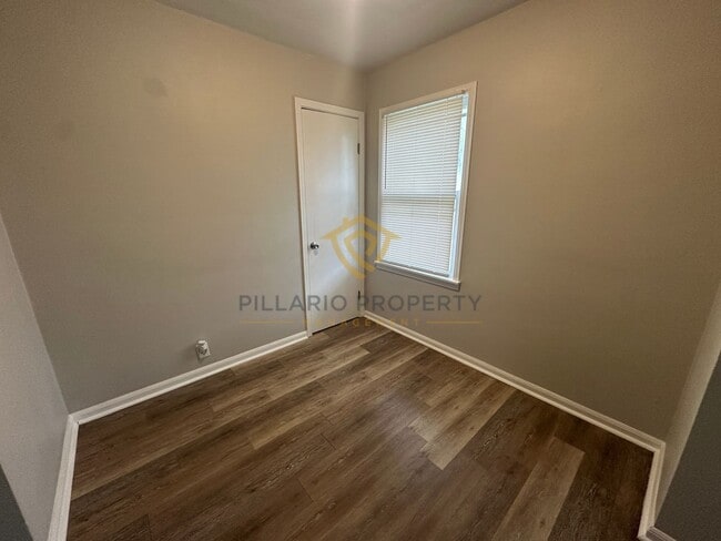 Building Photo - Cozy Brick 2 Bedroom Home with Updated Int...