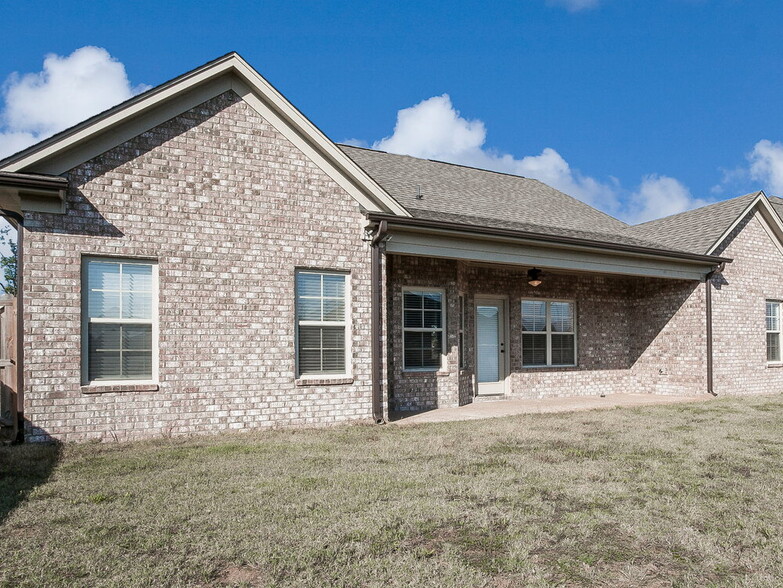 Building Photo - 2647 Champion Hills Dr