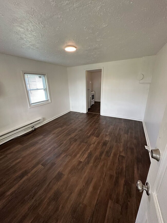 Building Photo - 461 Dennis Dr