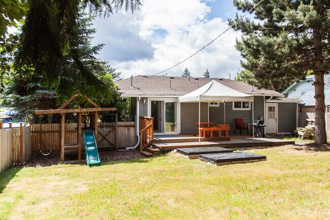 Building Photo - Available 10/11 – West Seattle Gem with Pr...