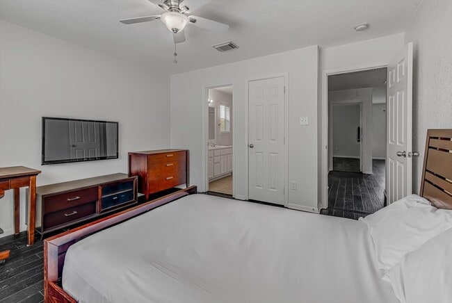 Building Photo - 20950 Field Manor Ln