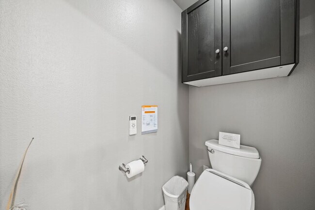 Building Photo - 1740 W Live Oak St