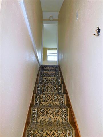 Building Photo - 216 Maple St