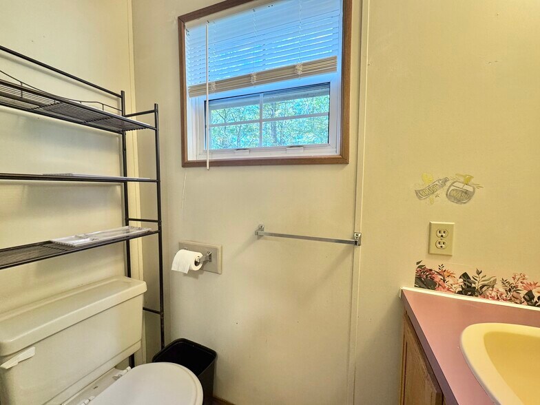 Building Photo - 24 Oakwood Ln