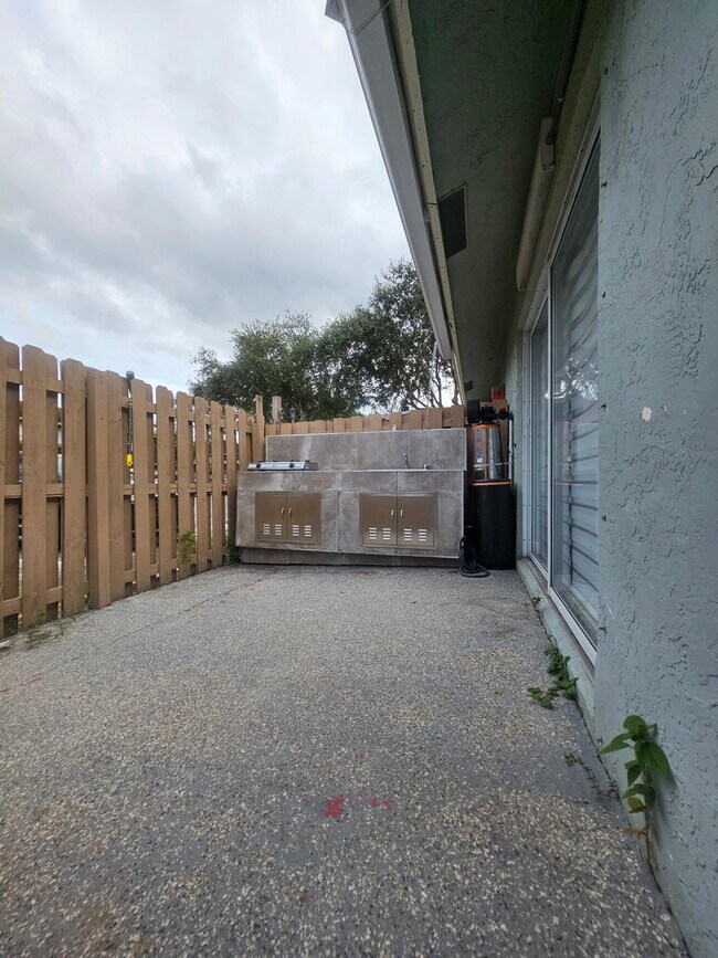 Building Photo - 331 Cypress Way W