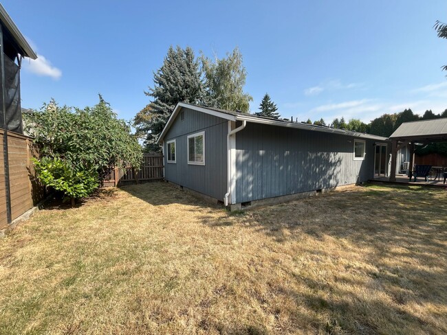 Building Photo - Spacious Yet Cozy 3BR/2BA Home with Garage...