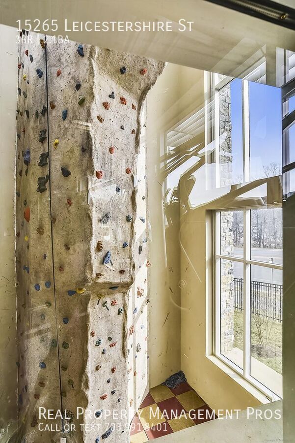 Building Photo - 15265 Leicestershire St