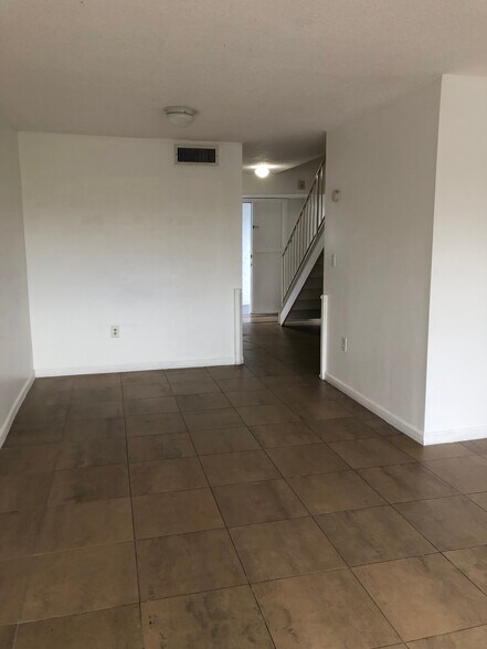 Building Photo - 9363 Fontainebleau Blvd