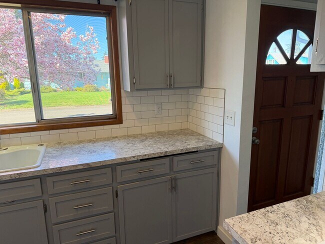 Building Photo - Updated 3 bedroom 1.5 bathroom house in Springfield!