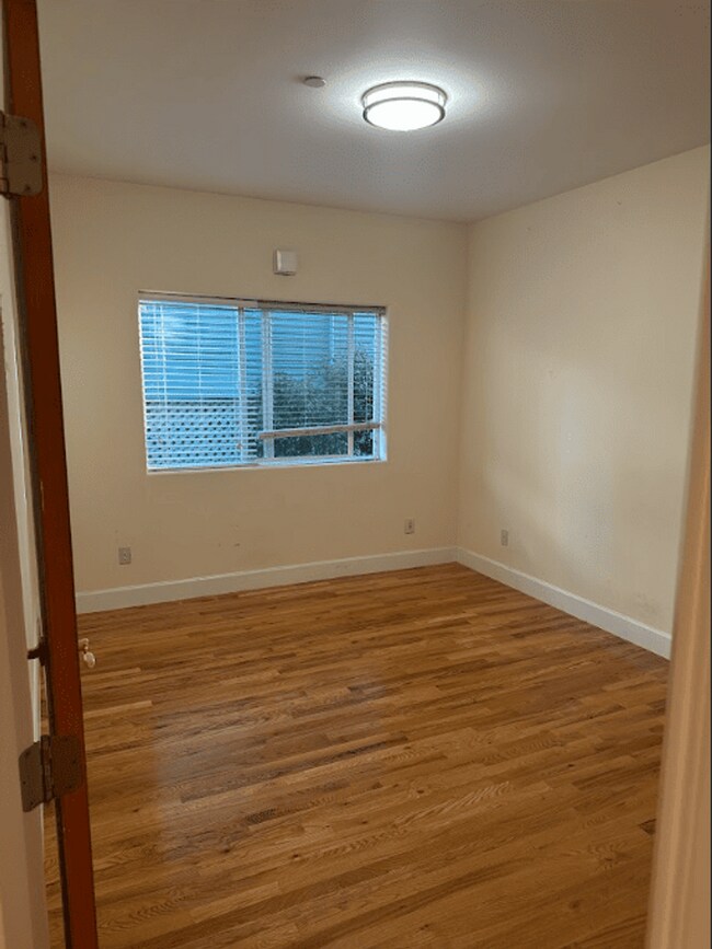 Building Photo - 916